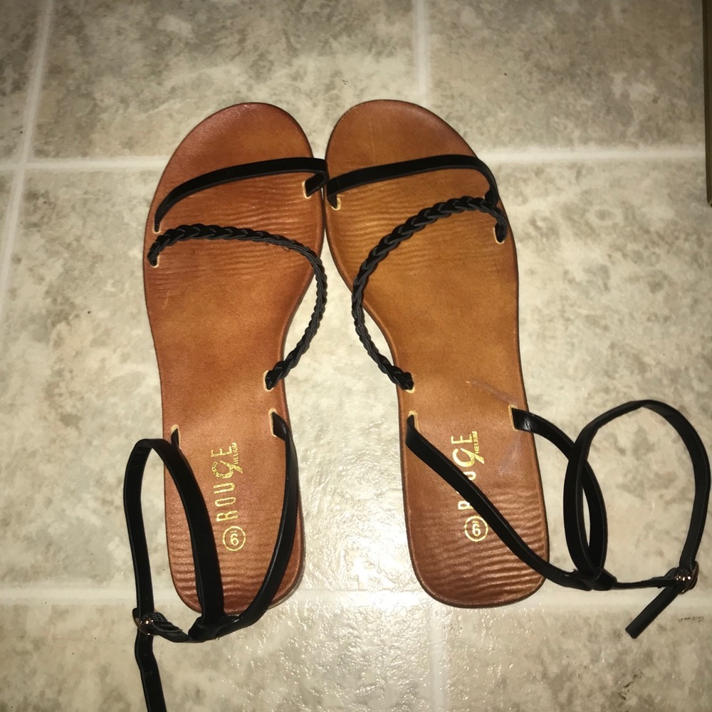 Rouge sandals with black straps